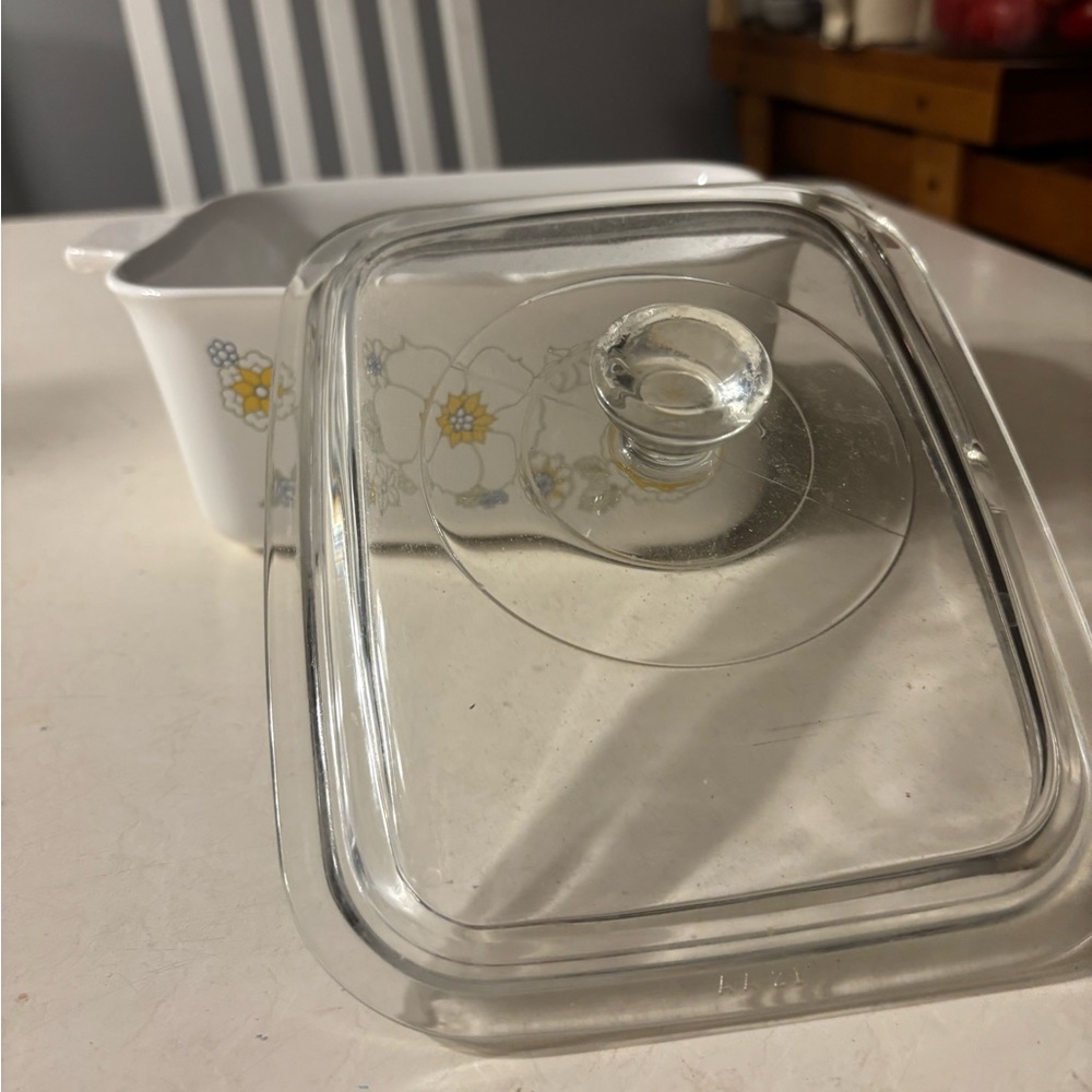 Pyrex Casserole Dish with glass lid. Vintage rare Floral Bouquet pattern. EUC